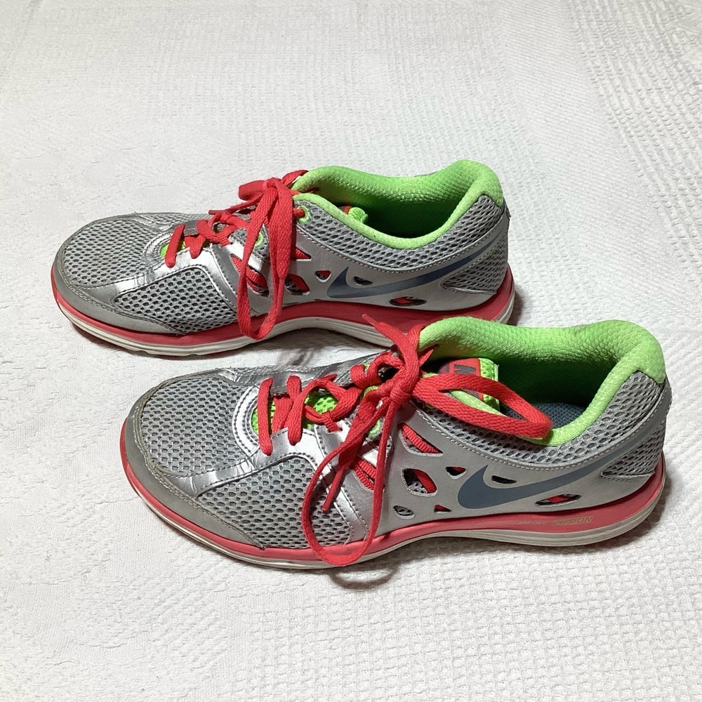 Nike Dual Fushion Size 7 Athletic Shoes